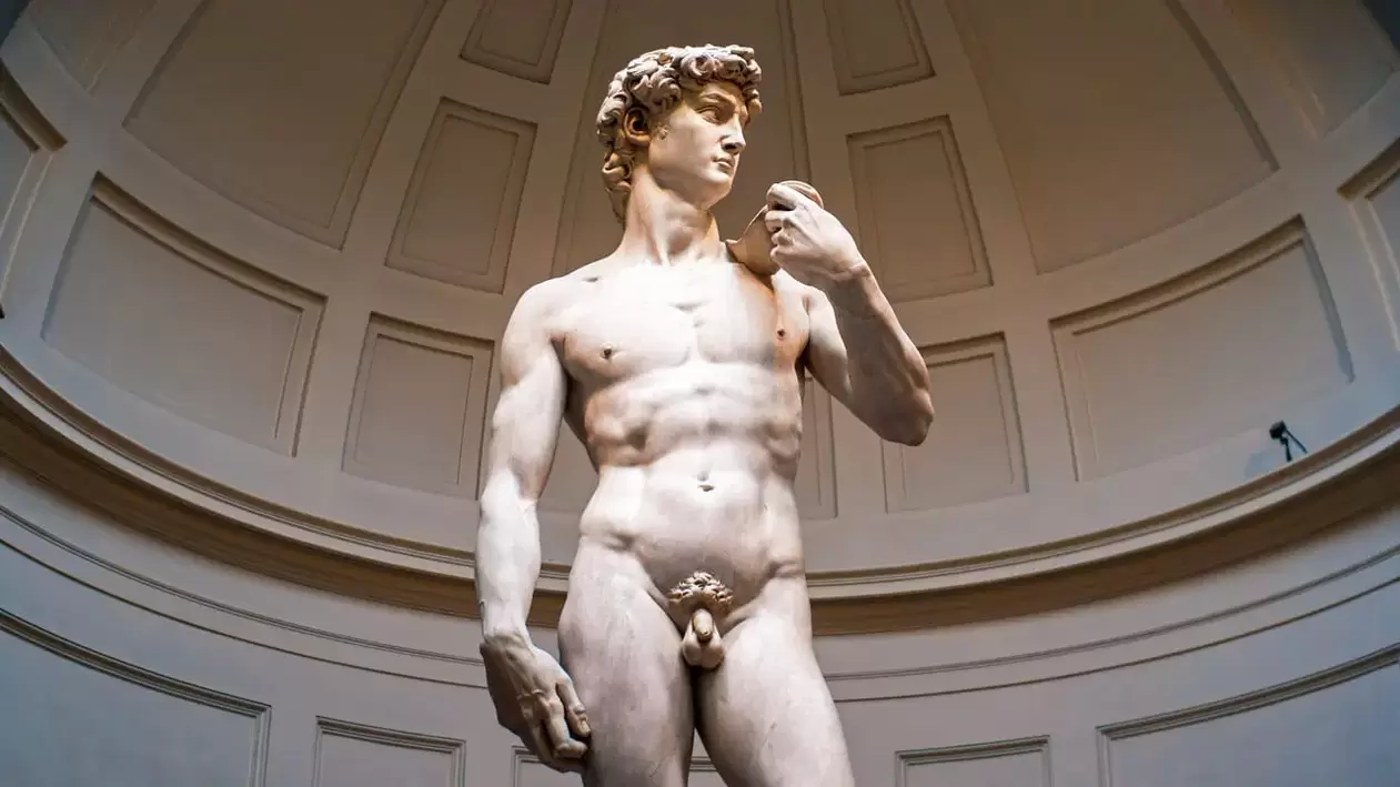 skulptura e një burri me një penis të bukur